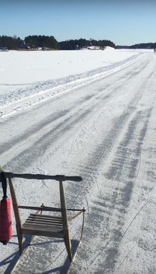Sparkåkning på insjön (spark finns att låna)