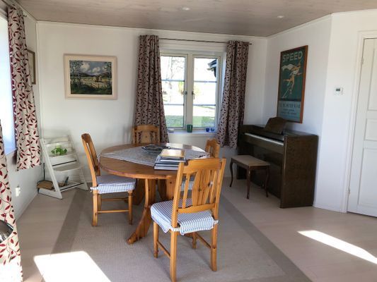 VARDAGSRUMMET: MATBORD, PIANO OCH BARNSTOL "TRIPP-TRAPP"