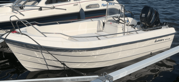 Måtorbåt finns att hyra för 3000kr/vecka (bensin tillkommer)