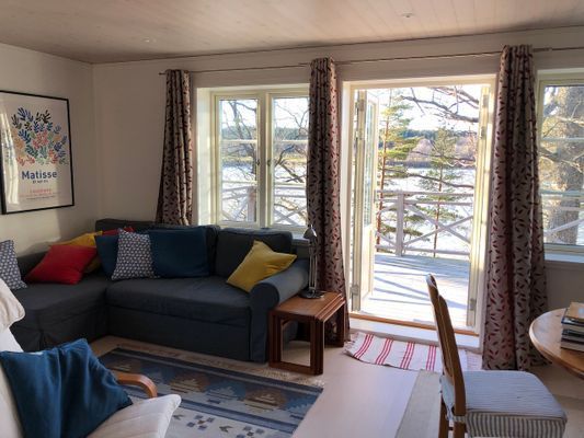 VARDAGSRUMMET MED DÖRREN TILL ALTANEN