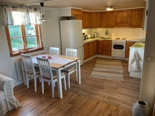 Kök + matplats ( tilläggsskiva finns = 8 platser)