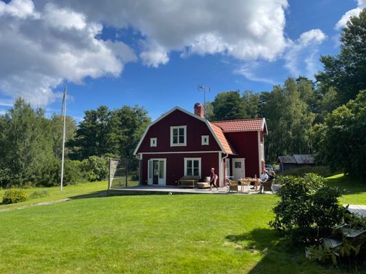 Adelsö idyll vid Mälaren med bastu och stor tomt - Bild 2