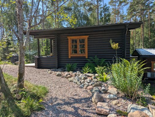 Stuga med tillgång till bastustuga & växthus