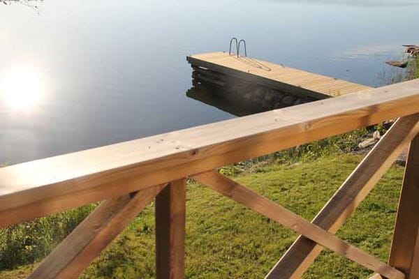 Utsikt från altanen ner mot den privata bryggan och bastun i Loftahammar, Västervik
