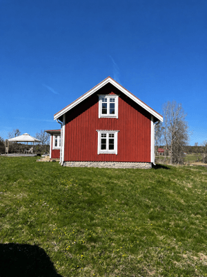 Torpet Lill Mossen med uteplats.