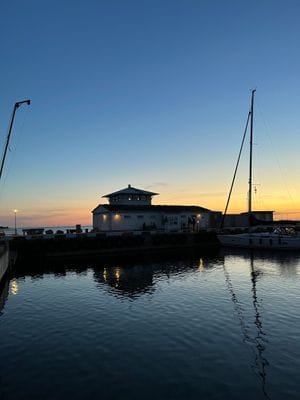 Burgsviks hamn ligger inte långt borta