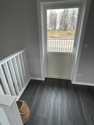 Utgång till balkong på övervåning