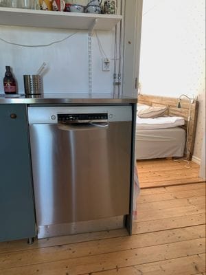 Kök och sovrum på nedervåning.