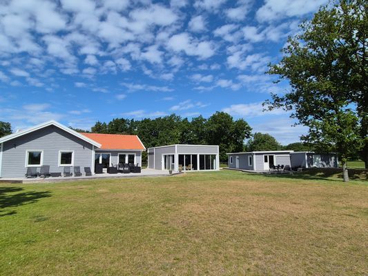 Två moderna stugor med havsutsikt – 18 bäddar - Bild 2