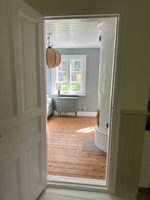 Charmig nyrenoverad stuga i grönskan i Skövde - Bild 4