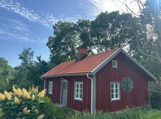 Charmig nyrenoverad stuga i grönskan i Skövde - Bild 10