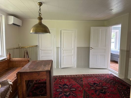 Charmig nyrenoverad stuga i grönskan i Skövde - Bild 8