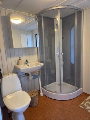 Mysig timmerstuga på gård - Bild 8