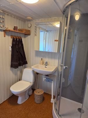 Mysig timmerstuga på gård - Bild 9