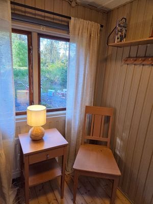Mysig timmerstuga på gård - Bild 5