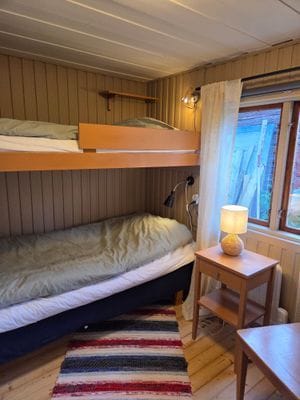 Mysig timmerstuga på gård - Bild 4