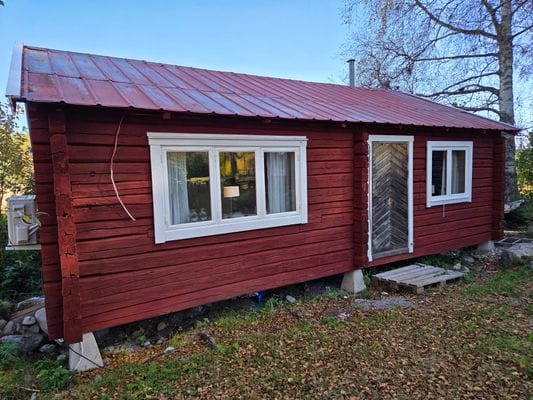 Mysig timmerstuga på gård - Bild 10