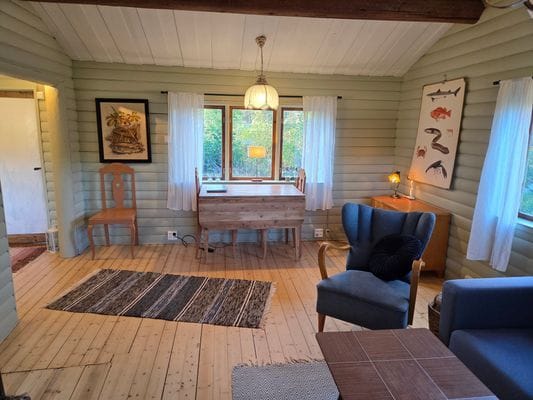Mysig timmerstuga på gård - Bild 3