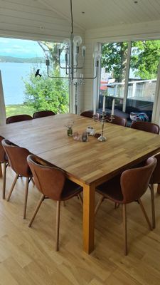 Stort matbord med plats för 10 personer
