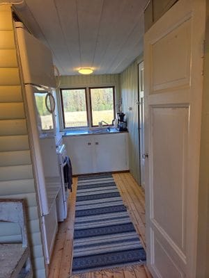 Mysig timmerstuga på gård - Bild 7