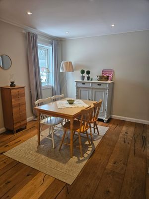 Modern stuga i lantlig miljö med härlig kvällssol - Bild 10