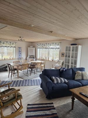 Mysigt hus i avskilt läge med utsikt över sjö. - Bild 8