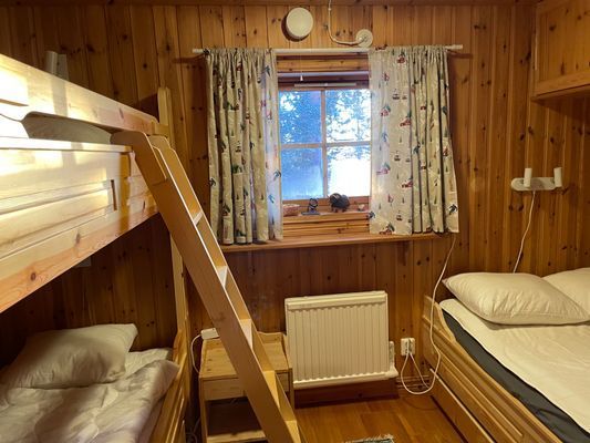 Sovrum 1 övre plan våningssäng + 120 säng