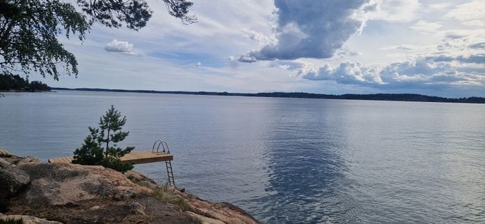 Stora Badberget vis Saxarfjärden ca 1,2 km från huset. Bra picknikplats