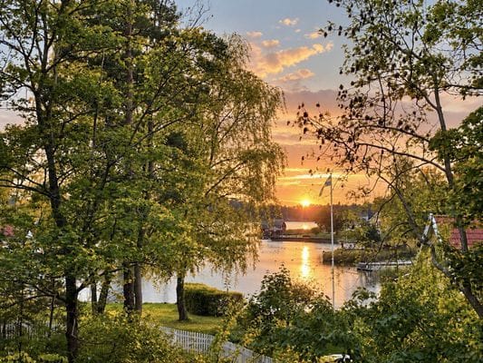 Sjöutsikt över lugn vik från grillverandan