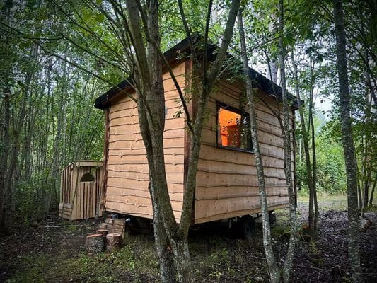 Vackert tiny house i naturområde
