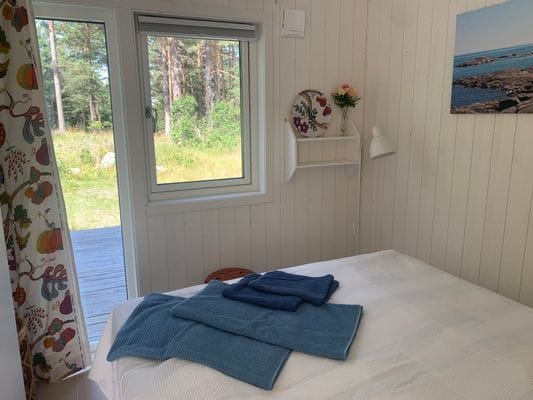 Havsnära nybyggd stuga med roddbåt. - Bild 11