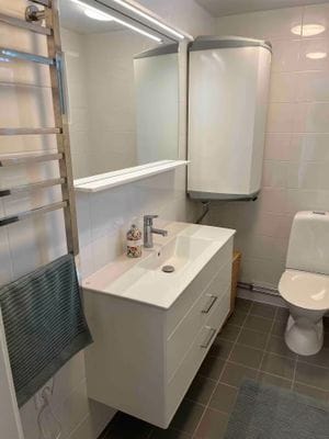 Modern och mysig stuga i skogen - Bild 12