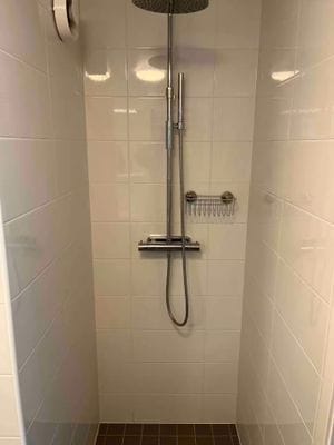 Modern och mysig stuga i skogen - Bild 14
