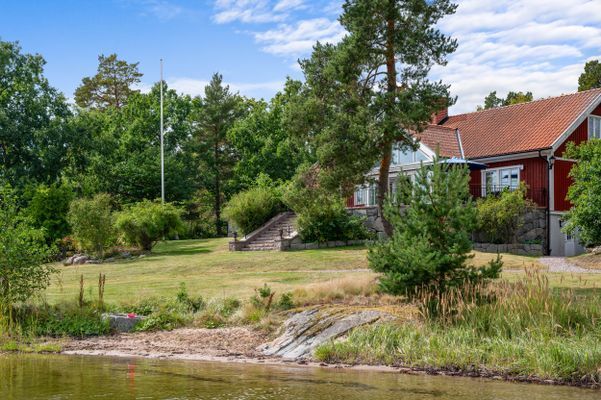 Vacker villa vid kusten i skärgården - Bild 25