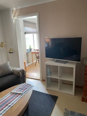Lägenhet vänster vån 2: TV-hörnan och ingång till köket