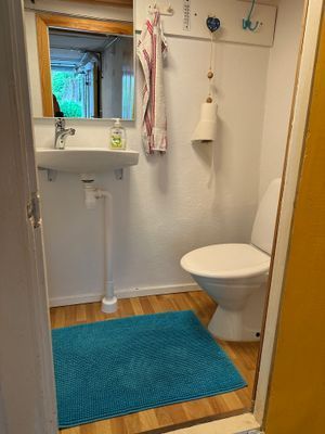 Egen toa som ligger i källaren intill stugan