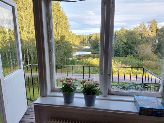 Från vardagsrummet kommer du ut på balkongen med fin utsikt över Voxnan.