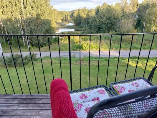 Slå dig ner på balkongen och njut av utsikten över Voxnan.