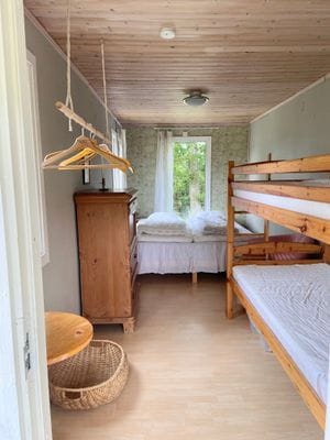 Drömstuga med sjöutsikt och egen badplats i skogen - Bild 12