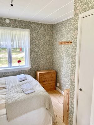 Drömstuga med sjöutsikt och egen badplats i skogen - Bild 3