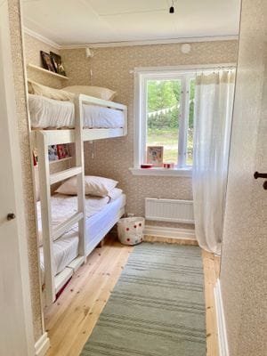 Drömstuga med sjöutsikt och egen badplats i skogen - Bild 4