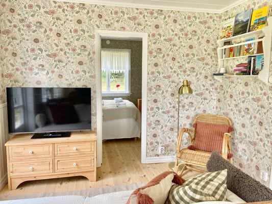 Drömstuga med sjöutsikt och egen badplats i skogen - Bild 11
