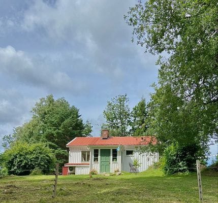 Drömstuga med sjöutsikt och egen badplats i skogen - Bild 43