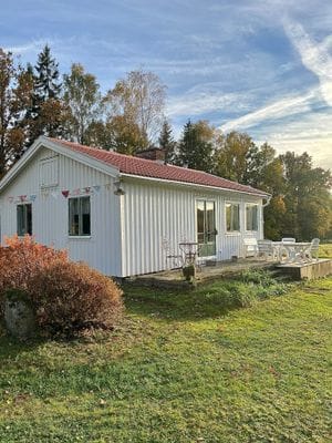 Drömstuga med sjöutsikt och egen badplats i skogen - Bild 45