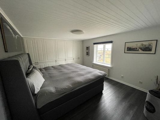 Sovrum med 210cm stor säng, med sjöutsikt