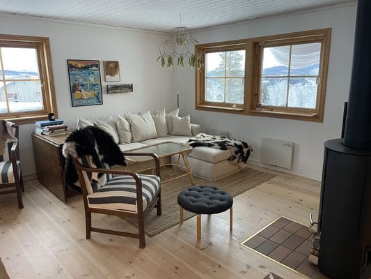 Edsåshöjden med fjällen utanför fönstret - Bild 2