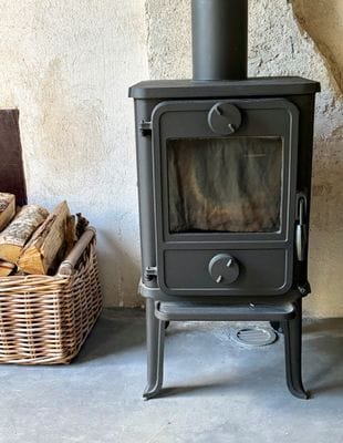 Fungerande kamin i lilla huset