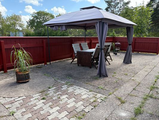 Er uteplats på baksidan av huset