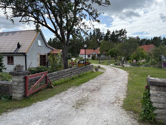 Kör ned denna väg mot grusplanen bakom syrenhäcken