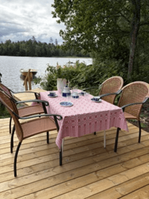 Glänta med trallbrygga, grund sandstrand med tillgång till bad och båt